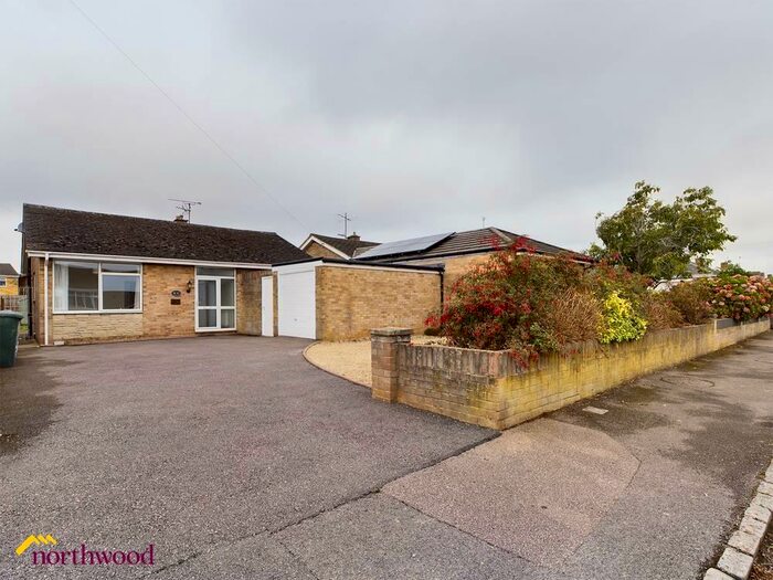 3 Bedroom Bungalow To Rent In Walton Avenue, Twyford, OX17