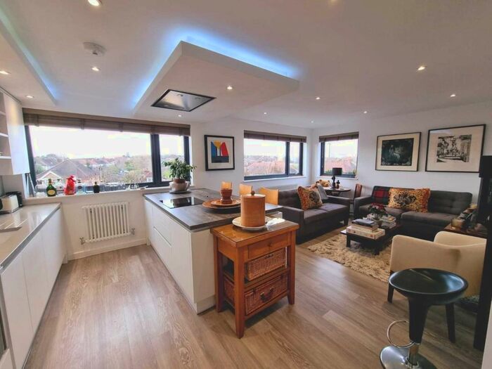 2 Bedroom Flat To Rent In Worplesdon Road, Guildford, GU2