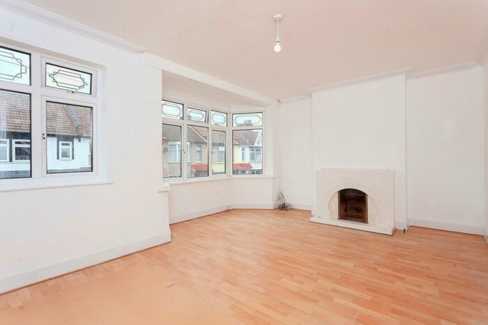 2 Bedroom Flat To Rent In Westward Road, Chingford, London, E4