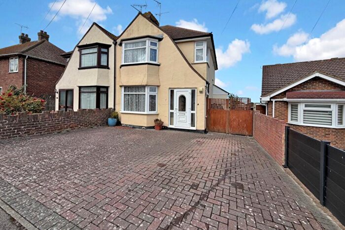 3 Bedroom Semi Detached House For Sale In Danson Way, Rainham, Rainham, ME8