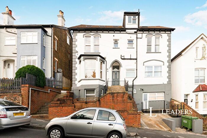 1 Bedroom Flat To Rent In Grovehill Road, RH1