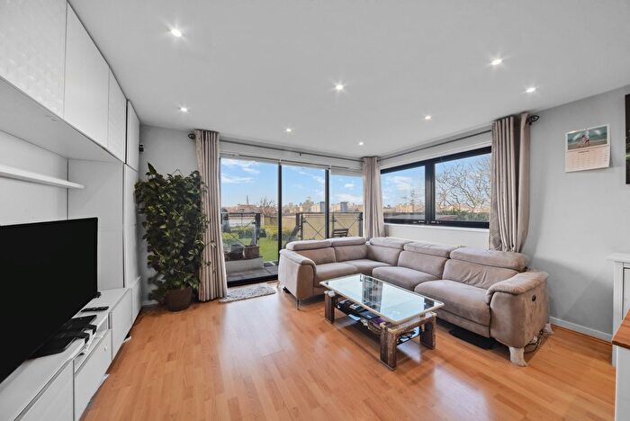 3 Bedroom Flat To Rent In Ocean Wharf, Westferry Road, E14