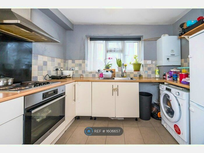 2 Bedroom Flat To Rent In Manor Court, London, E10