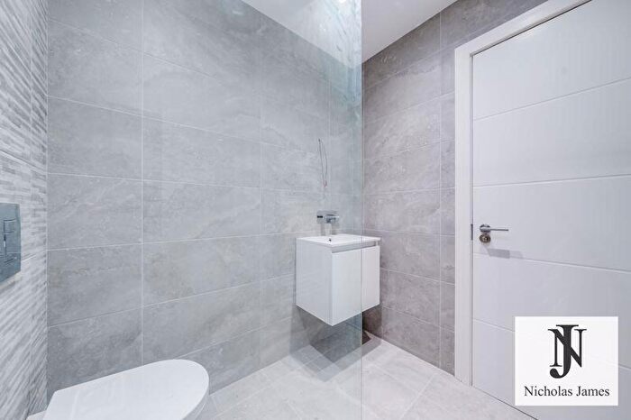 Flat To Rent In Ferntower Road, Highbury, London, N5