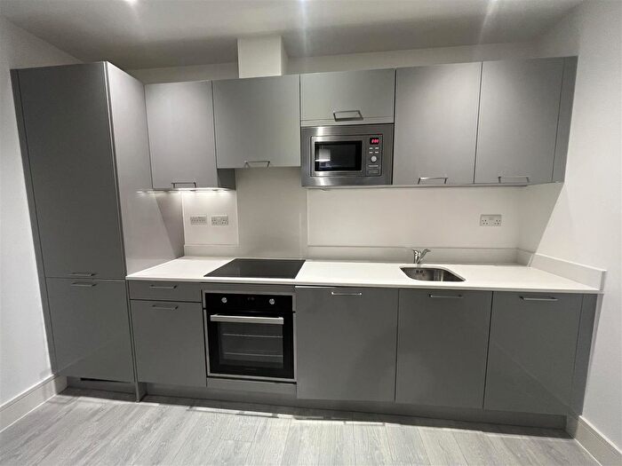 2 Bedroom Flat To Rent In Towergate House, Avebury Boulevard, Milton Keynes, Buckinghamshire, MK9