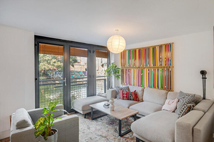 3 Bedroom Apartment To Rent In Actons Lock, Broadway Market, E2