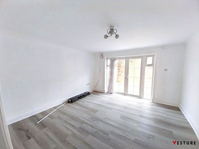 2 Bedroom Flat To Rent In Beech House, Southall, UB2