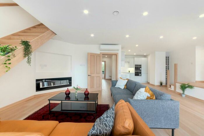 3 Bedroom Apartment To Rent In Meridian Place, Canary Wharf, E14