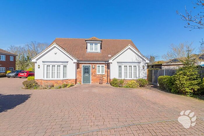 3 Bedroom Chalet For Sale In Elverston Side, Laindon, SS15