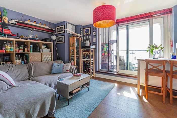 2 Bedroom Flat For Sale In Ferry Court, Cardiff, CF11