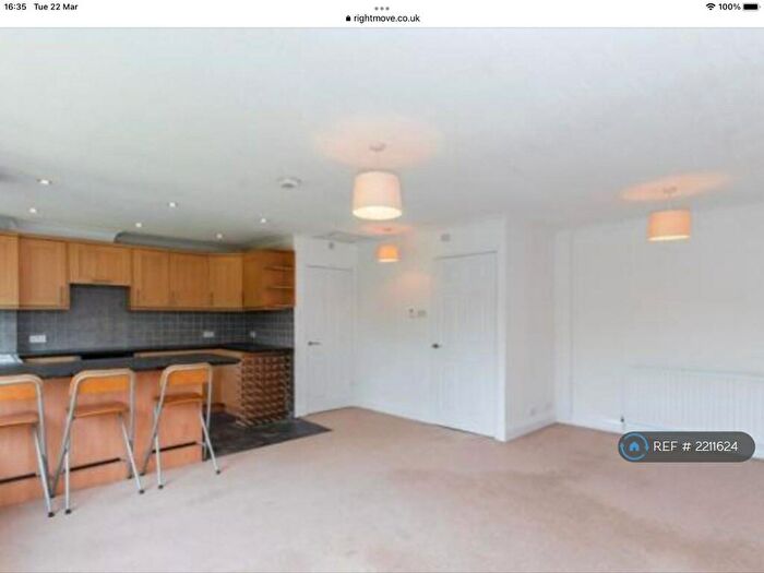 2 Bedroom Flat To Rent In Chalfont Avenue, Amersham, HP6