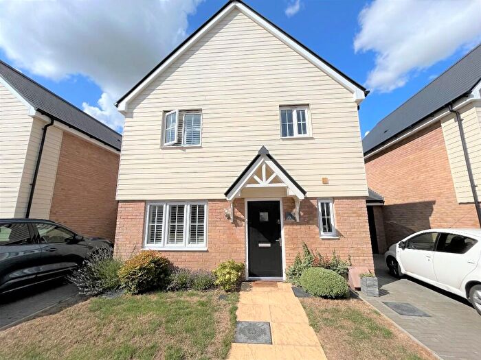 3 Bedroom Detached House To Rent In Alice Gardens, Rochford, Essex, SS4