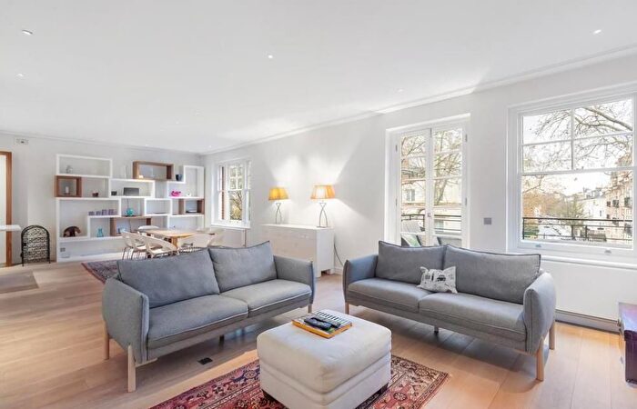 3 Bedroom Flat To Rent In Gloucester Square, Hyde Park, London, W2