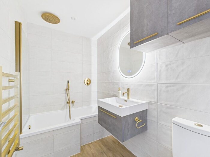 3 Bedroom Terraced House For Sale In Shinewater Park, Kingswood, Hull, HU7