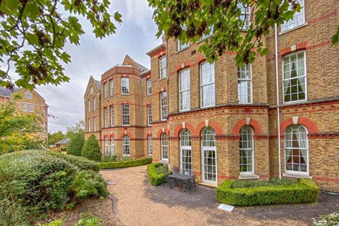 2 Bedroom Flat To Rent In Knaphill, Woking, GU21