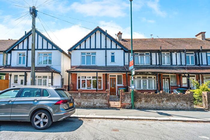 3 Bedroom End Of Terrace House For Sale In Linden Road, Bognor Regis, PO21