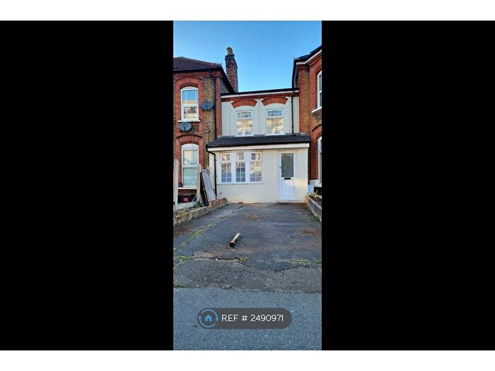 2 Bedroom Terraced House To Rent In York Road, Ilford, IG1
