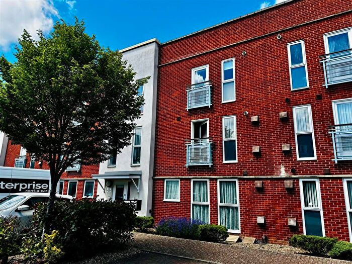 2 Bedroom Flat For Sale In Compair Crescent, Ipswich, IP2
