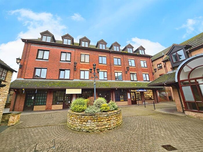 1 Bedroom Flat To Rent In Ashleigh House, Rushden, Northants, NN10