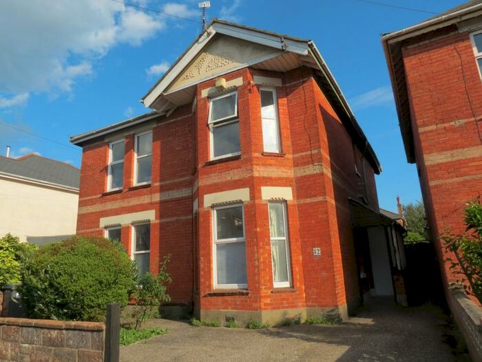 3 Bedroom Flat To Rent In Bedroom First Floor Flat In Charminster, BH3