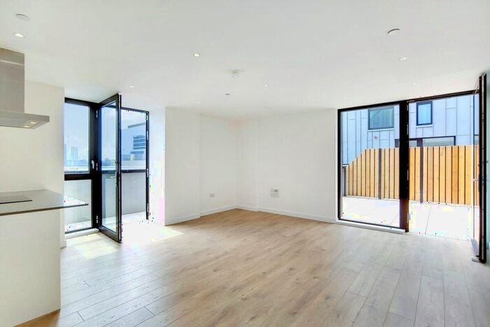 3 Bedroom Flat To Rent In Forrester Way, London, E15