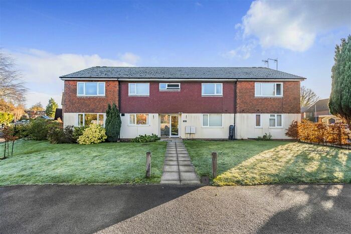 2 Bedroom Flat To Rent In Meadway, Haslemere, GU27