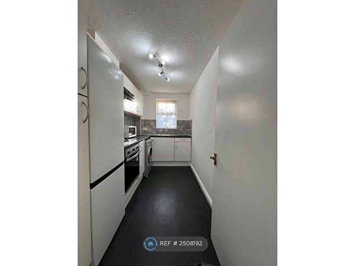 1 Bedroom Flat To Rent In Conifer Court, Ilford, IG1