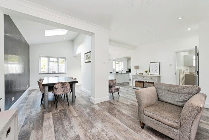 5 Bedroom House For Sale In Lynwood Drive, Worcester Park, KT4