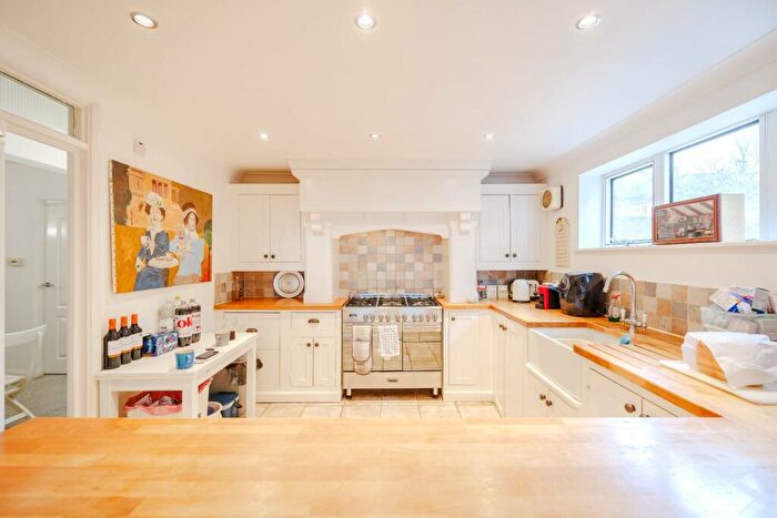 2 Bedroom Flat For Sale In Undercliff Gardens, Leigh-On-Sea, SS9