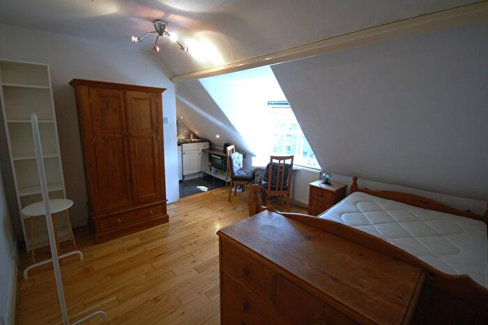 Studio To Rent In Chiswick High Road, London, W4