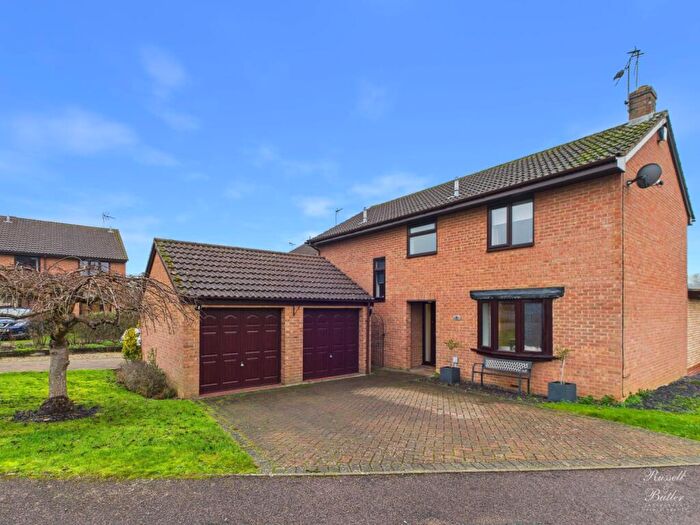 4 Bedroom Detached House For Sale In Kingfisher Road, Buckingham, Buckinghamshire, MK18