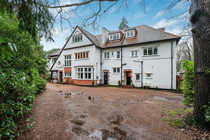 2 Bedroom Apartment For Sale In Old Woking Road, West Byfleet, Surrey, KT14