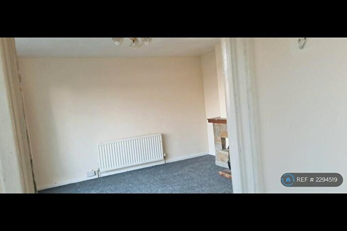 3 Bedroom Terraced House To Rent In Denbury Mount, Bradford, BD4