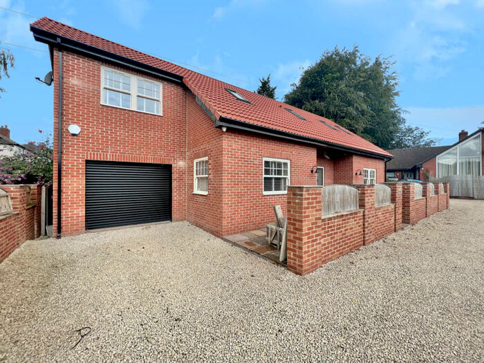 4 Bedroom Bungalow To Rent In D Green Lane, LS15