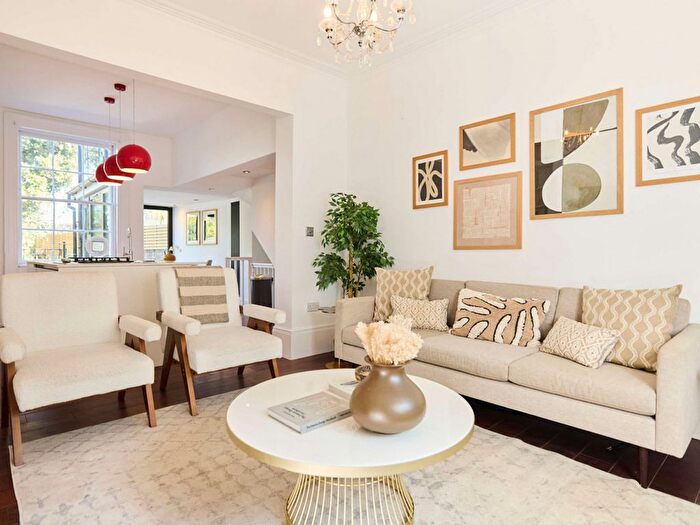 2 Bedroom Flat To Rent In Offord Road, London, N1