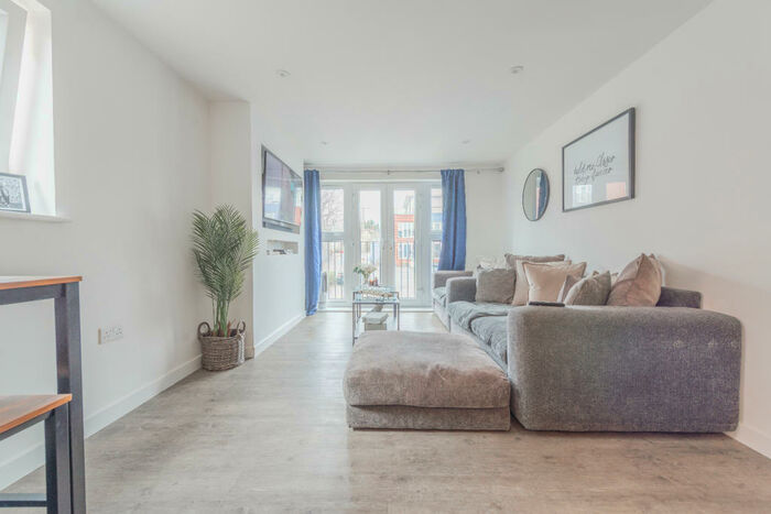 2 Bedroom Apartment To Rent In Alexander Square, Eastleigh, Hampshire, SO50