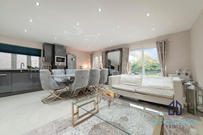 2 Bedroom Flat To Rent In Buxted Road, London, N12