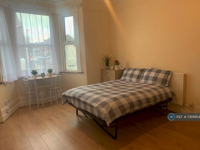 Studio To Rent In St. Pauls Road, London, N17