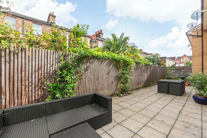 2 Bedroom Apartment To Rent In Silken Mews Peckham, SE15