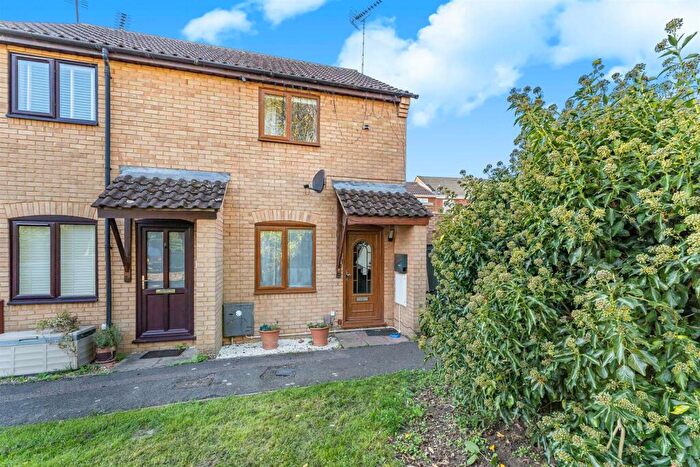 3 Bedroom End Of Terrace House For Sale In Strafford Close, Harlington, LU5