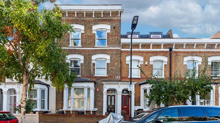 2 Bedroom Flat For Sale In Flat B, Foulden Road, Stoke Newington, London, N16