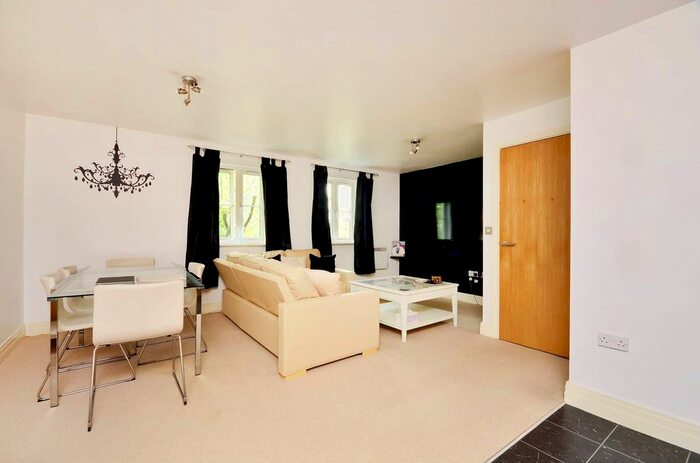 2 Bedroom Flat To Rent In High Path, South Wimbledon, London, SW19