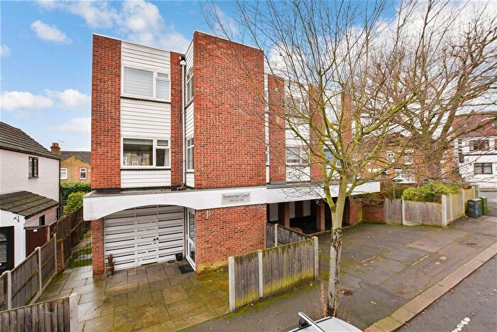 2 Bedroom Flat For Sale In Horn Lane, Woodford Green, Essex, IG8