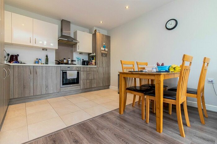2 Bedroom Flat To Rent In Frays Avenue, West Drayton, UB7