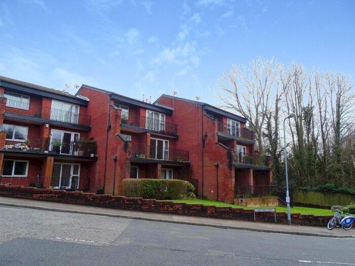 2 Bedroom Flat To Rent In Fairoak Court, Roath Park, Cardiff, CF23