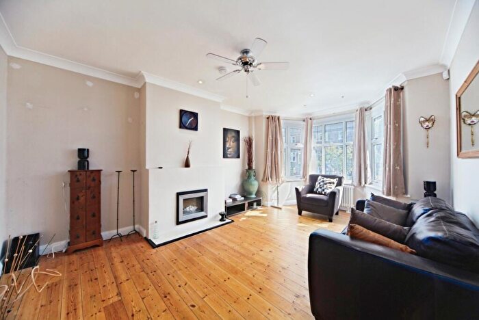 5 Bedroom Semi-Detached House For Sale In Court Drive, Croydon, CR0