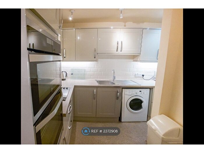 3 Bedroom Flat To Rent In Spottiswoode Road, Edinburgh, EH9