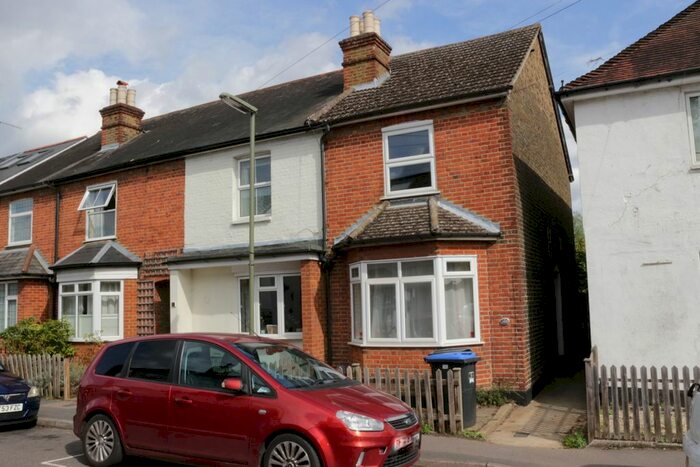 2 Bedroom End Of Terrace House To Rent In Chertsey Road, Byfleet, Surrey KT14