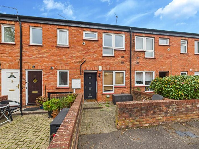 1 Bedroom Maisonette For Sale In Lakeside Close, Ruislip, HA4
