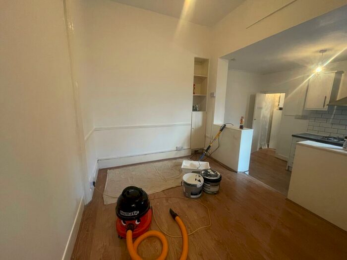 3 Bedroom Flat To Rent In Plender Street, Camden, NW1